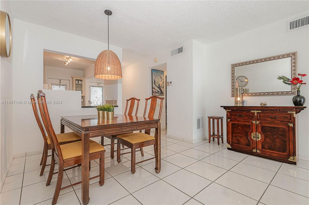 For Sale: $299,900 (2 beds, 2 baths, 1050 Square Feet)