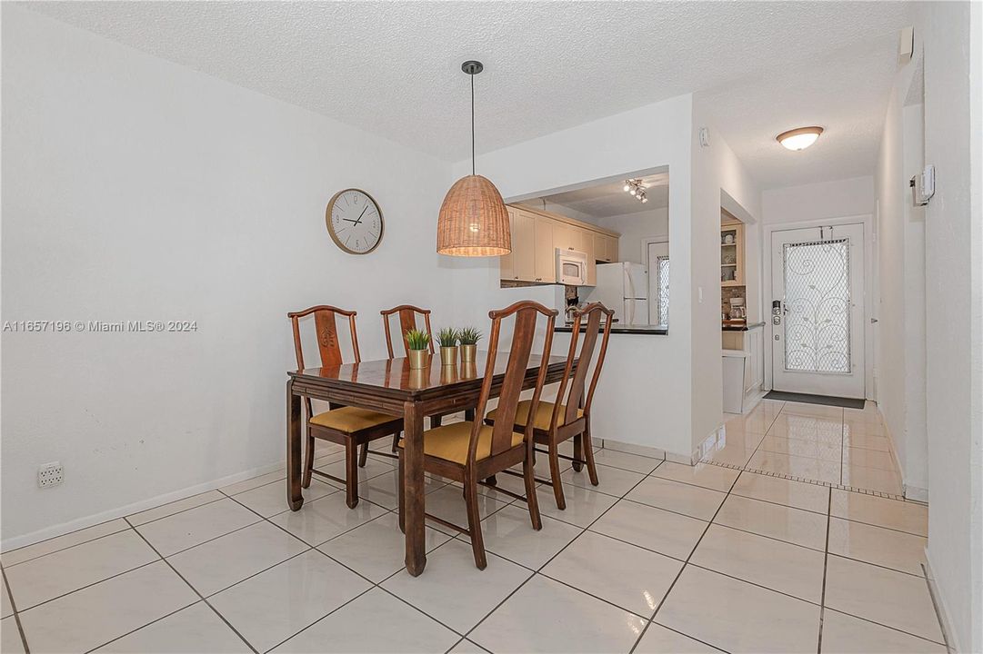 For Sale: $299,900 (2 beds, 2 baths, 1050 Square Feet)