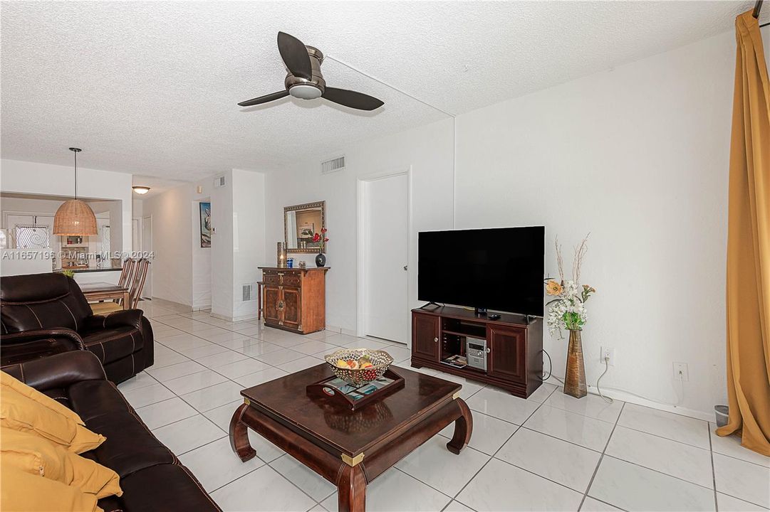 For Sale: $299,900 (2 beds, 2 baths, 1050 Square Feet)