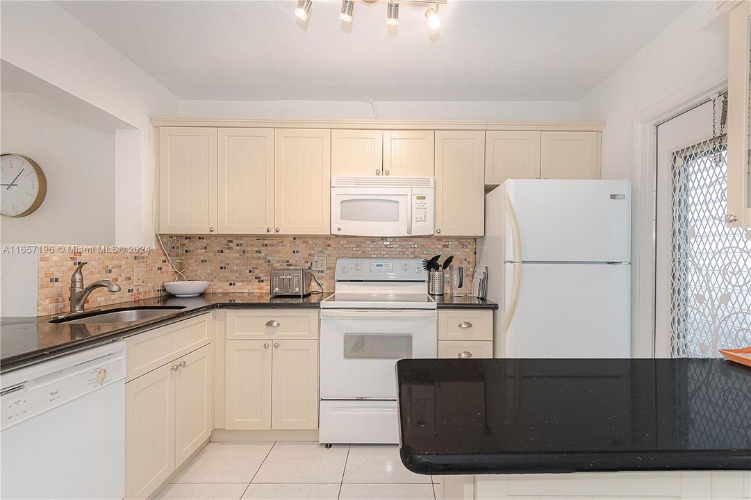 For Sale: $299,900 (2 beds, 2 baths, 1050 Square Feet)