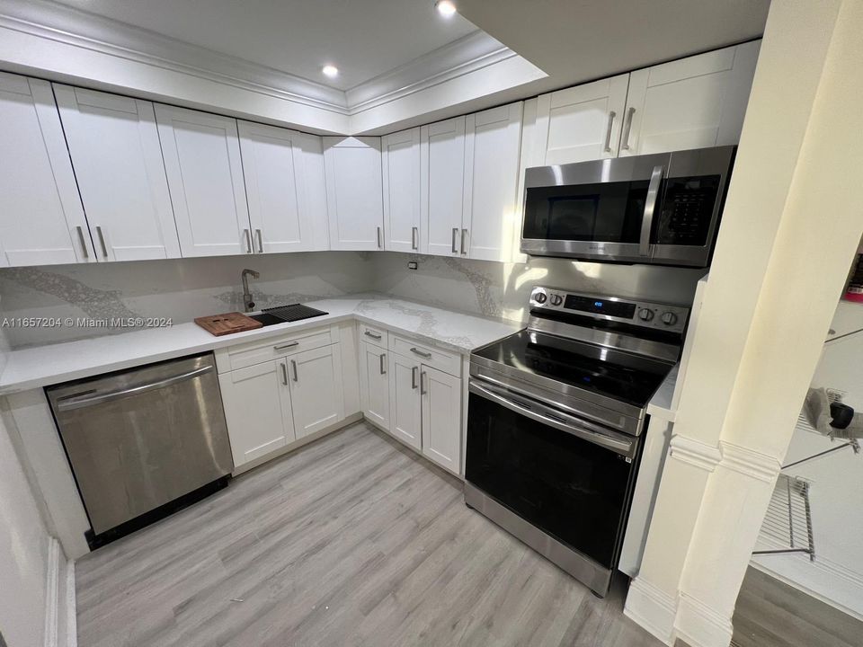 For Sale: $375,000 (2 beds, 2 baths, 899 Square Feet)