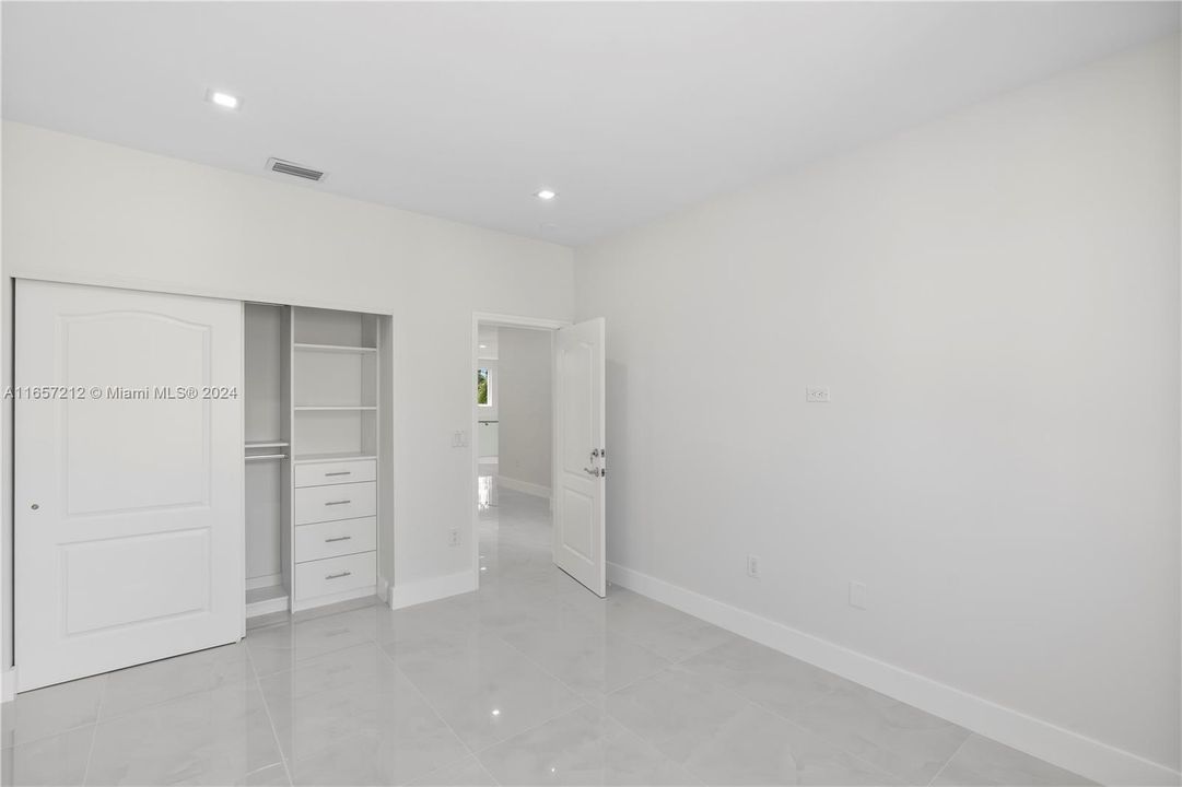 En Venta: $2,506,650 (4 camas, 3 baños, 2949 Pies cuadrados)