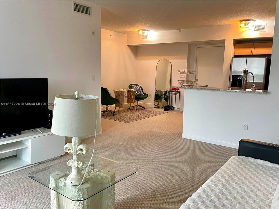 For Sale: $385,000 (1 beds, 1 baths, 787 Square Feet)