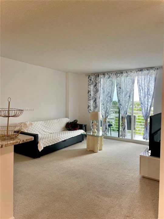 For Sale: $385,000 (1 beds, 1 baths, 787 Square Feet)