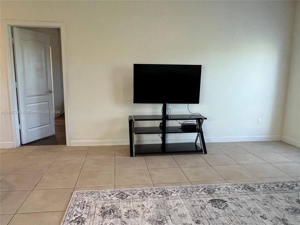 For Rent: $4,250 (3 beds, 2 baths, 1512 Square Feet)