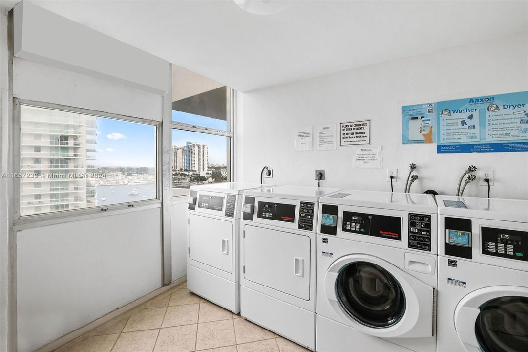 For Sale: $575,000 (1 beds, 1 baths, 897 Square Feet)