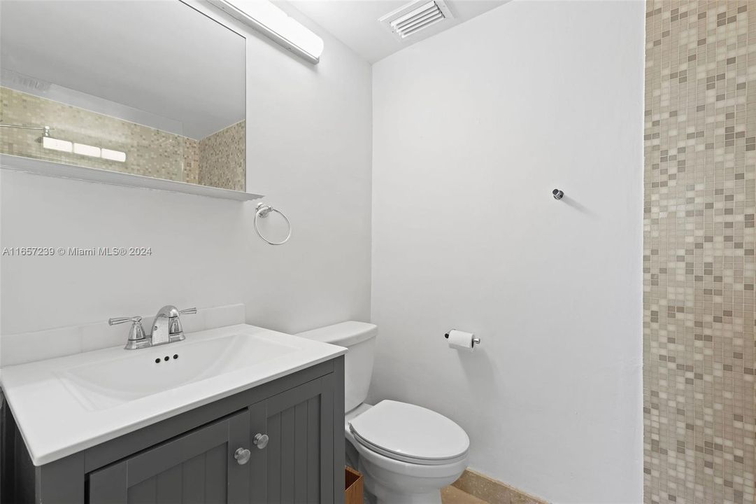 For Sale: $575,000 (1 beds, 1 baths, 897 Square Feet)