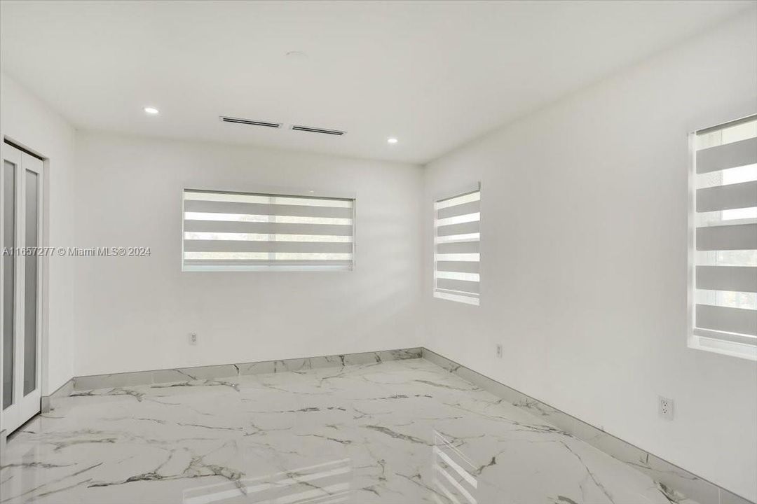 En Venta: $1,999,900 (3 camas, 2 baños, 2118 Pies cuadrados)