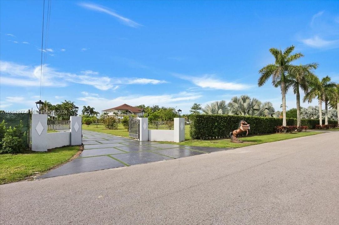 For Sale: $1,999,900 (3 beds, 2 baths, 2118 Square Feet)