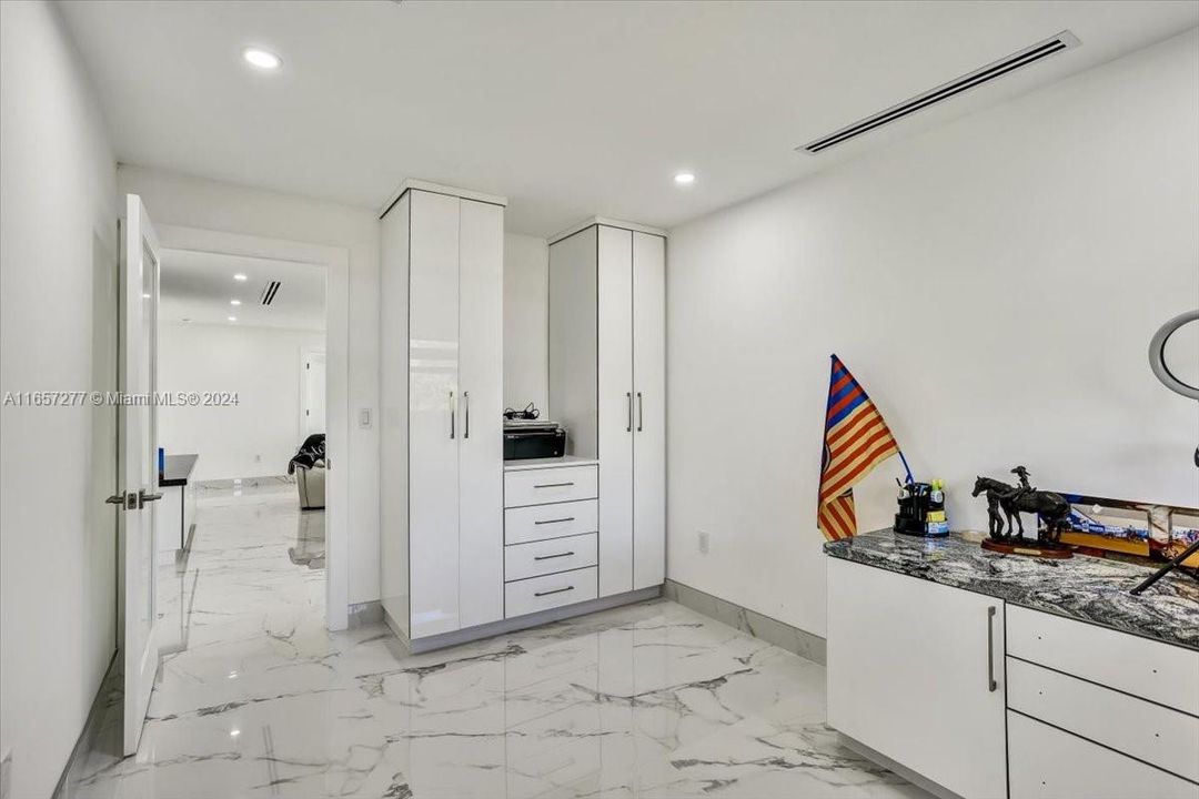 En Venta: $1,999,900 (3 camas, 2 baños, 2118 Pies cuadrados)