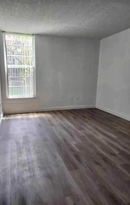 For Rent: $2,400 (2 beds, 1 baths, 900 Square Feet)