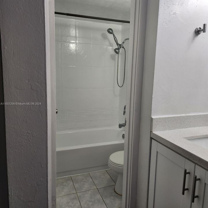 For Rent: $2,400 (2 beds, 1 baths, 900 Square Feet)