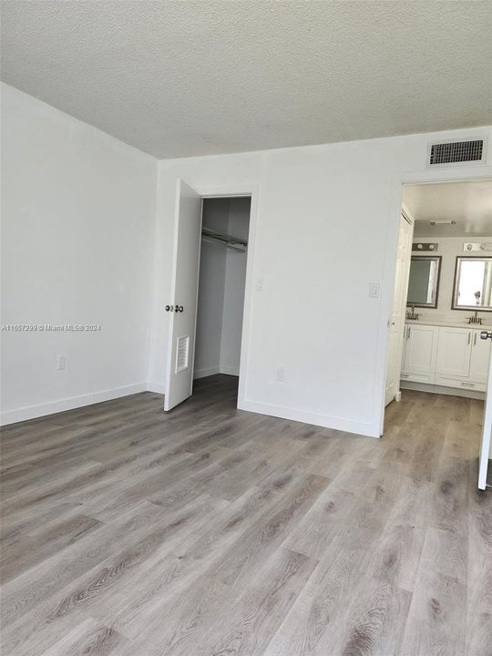 For Rent: $2,400 (2 beds, 1 baths, 900 Square Feet)