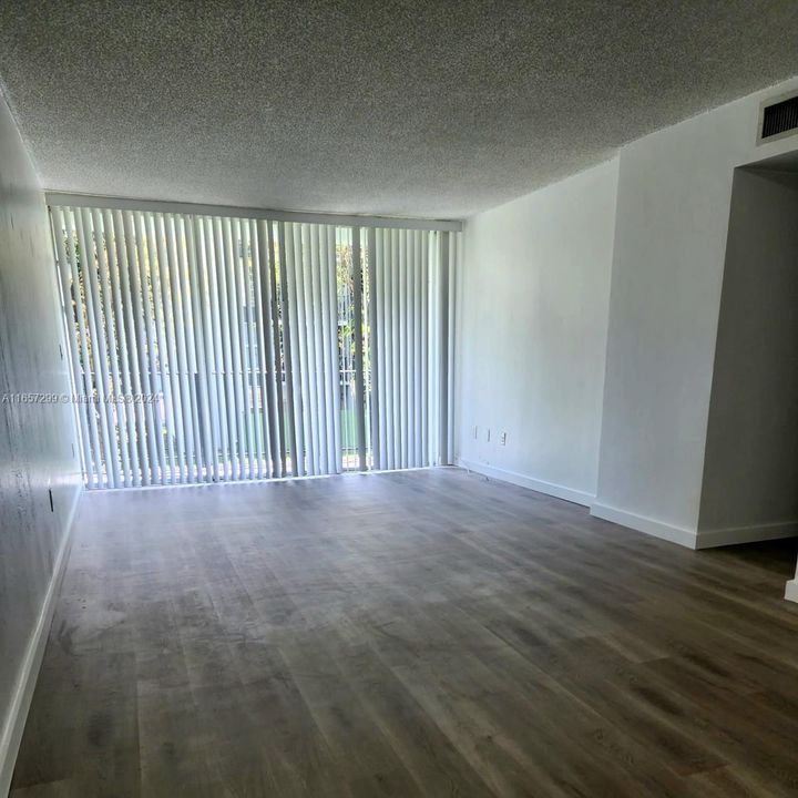 For Rent: $2,400 (2 beds, 1 baths, 900 Square Feet)