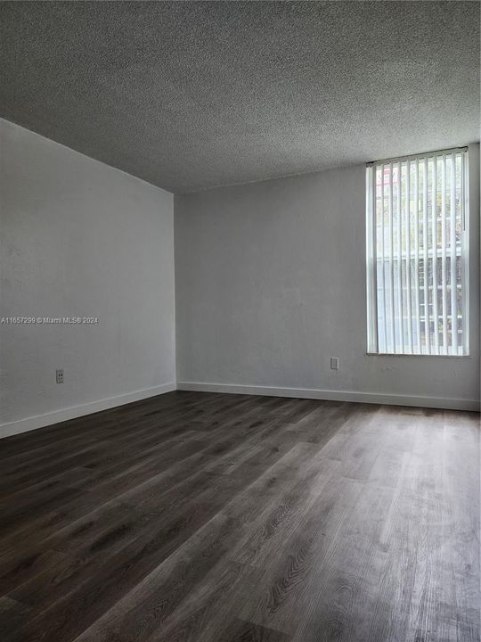 For Rent: $2,400 (2 beds, 1 baths, 900 Square Feet)