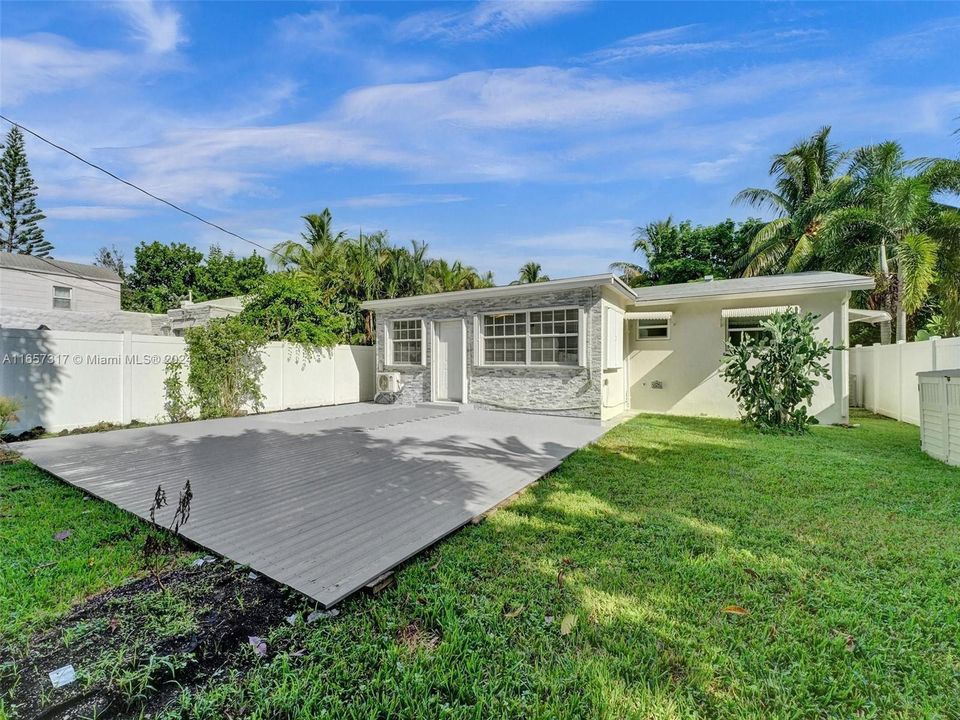 For Sale: $749,000 (2 beds, 2 baths, 1212 Square Feet)