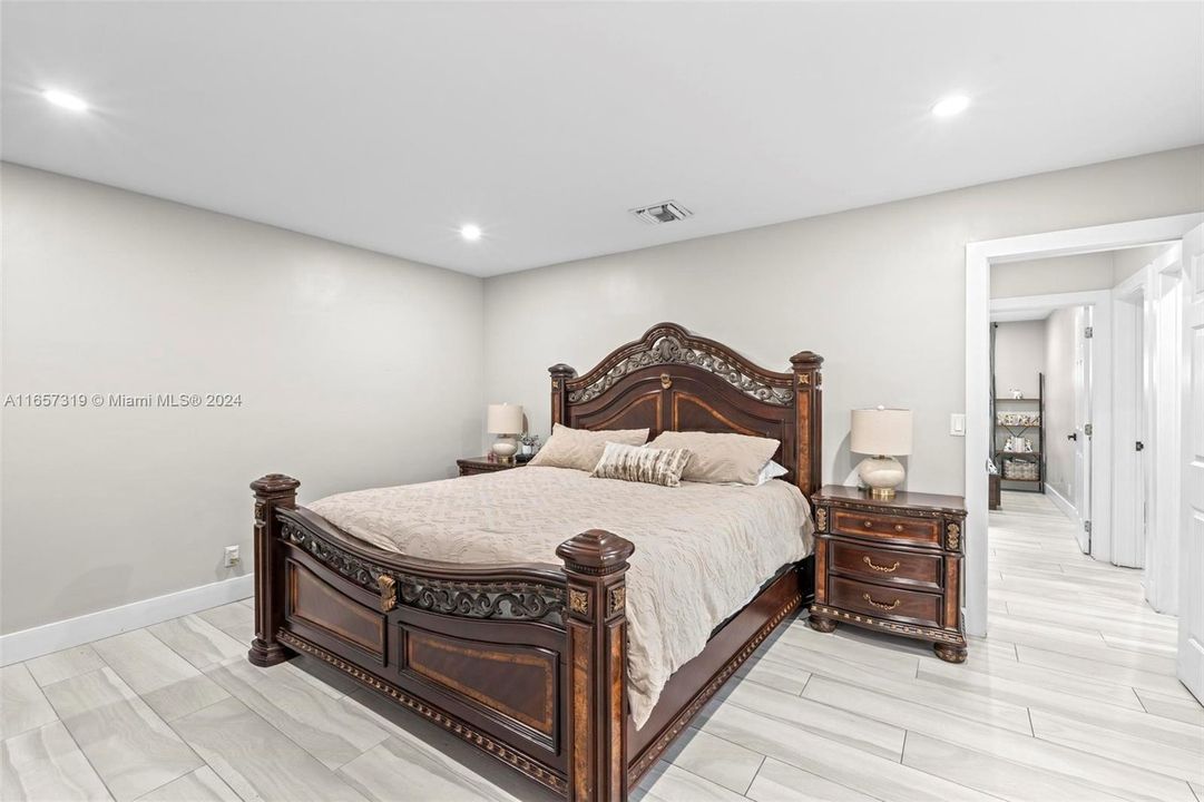 For Sale: $2,500,000 (3 beds, 2 baths, 1555 Square Feet)