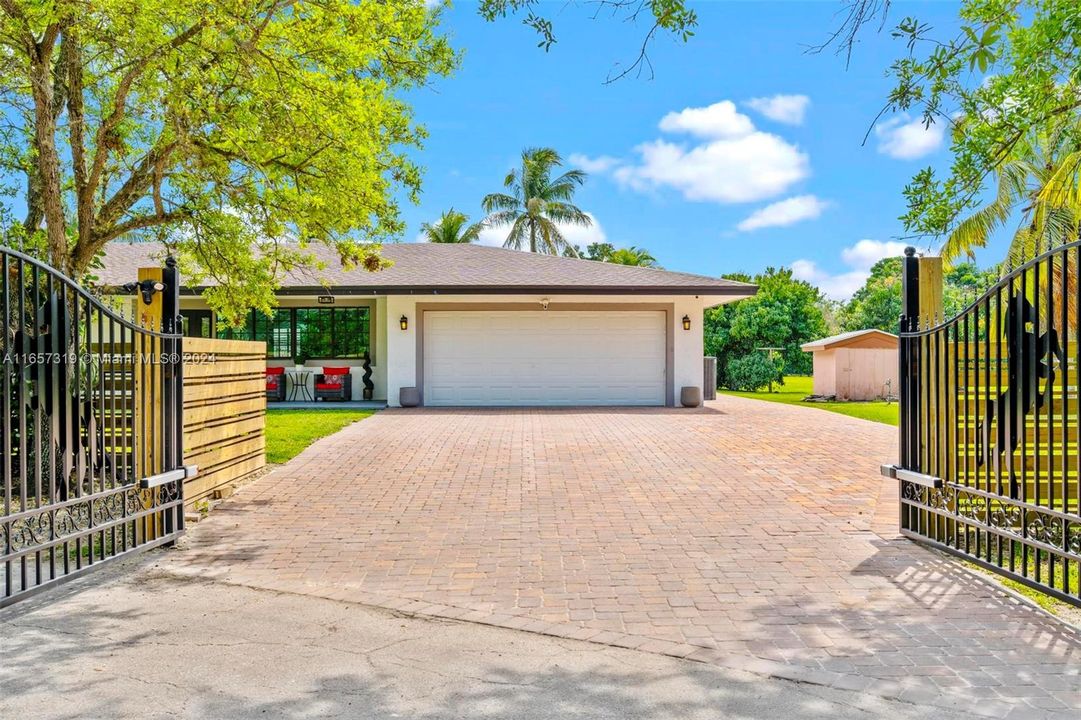 For Sale: $2,500,000 (3 beds, 2 baths, 1555 Square Feet)