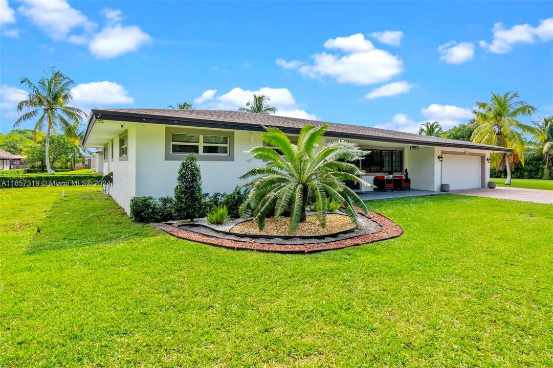 For Sale: $2,500,000 (3 beds, 2 baths, 1555 Square Feet)