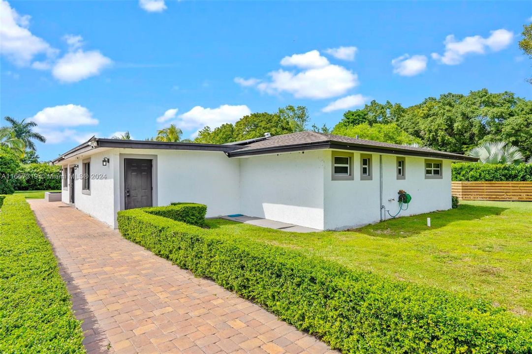 For Sale: $2,500,000 (3 beds, 2 baths, 1555 Square Feet)