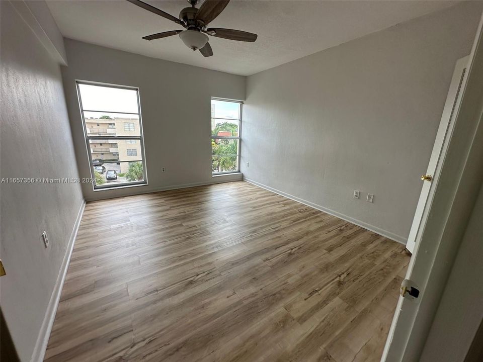 Active With Contract: $1,850 (1 beds, 1 baths, 733 Square Feet)