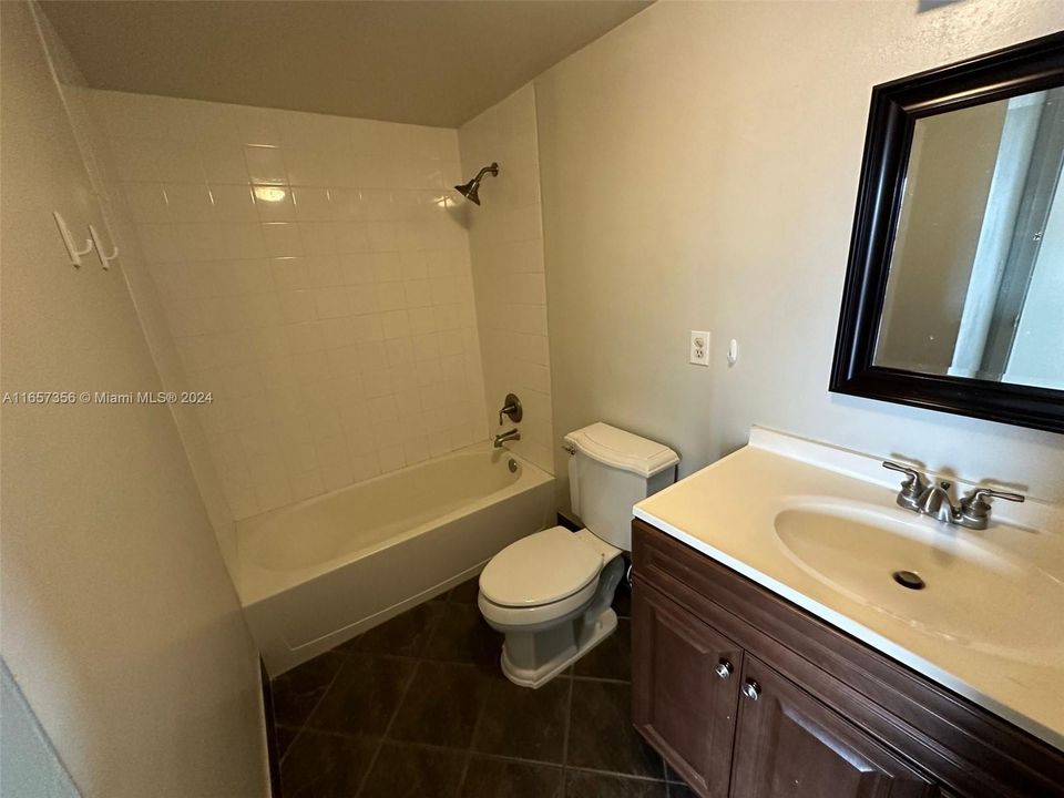 Active With Contract: $1,850 (1 beds, 1 baths, 733 Square Feet)