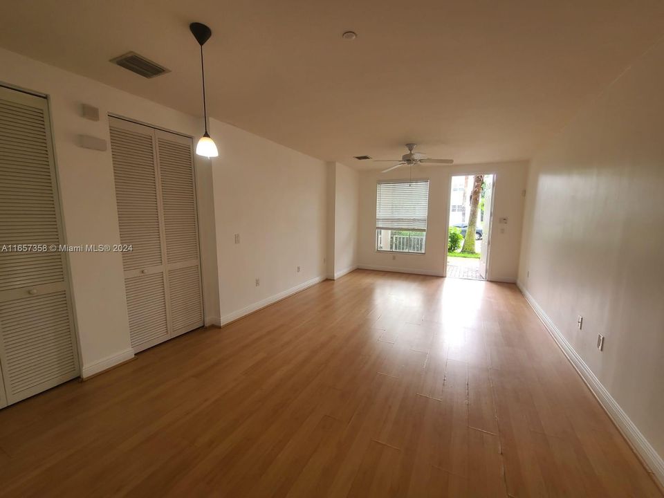 For Rent: $2,095 (1 beds, 1 baths, 762 Square Feet)