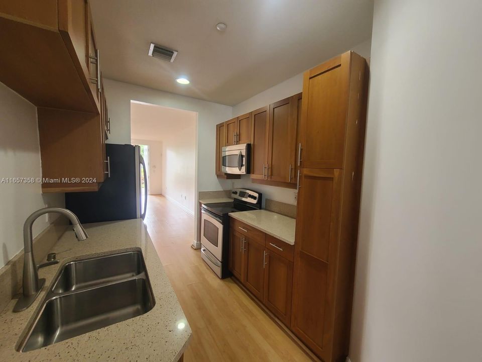 For Rent: $2,095 (1 beds, 1 baths, 762 Square Feet)