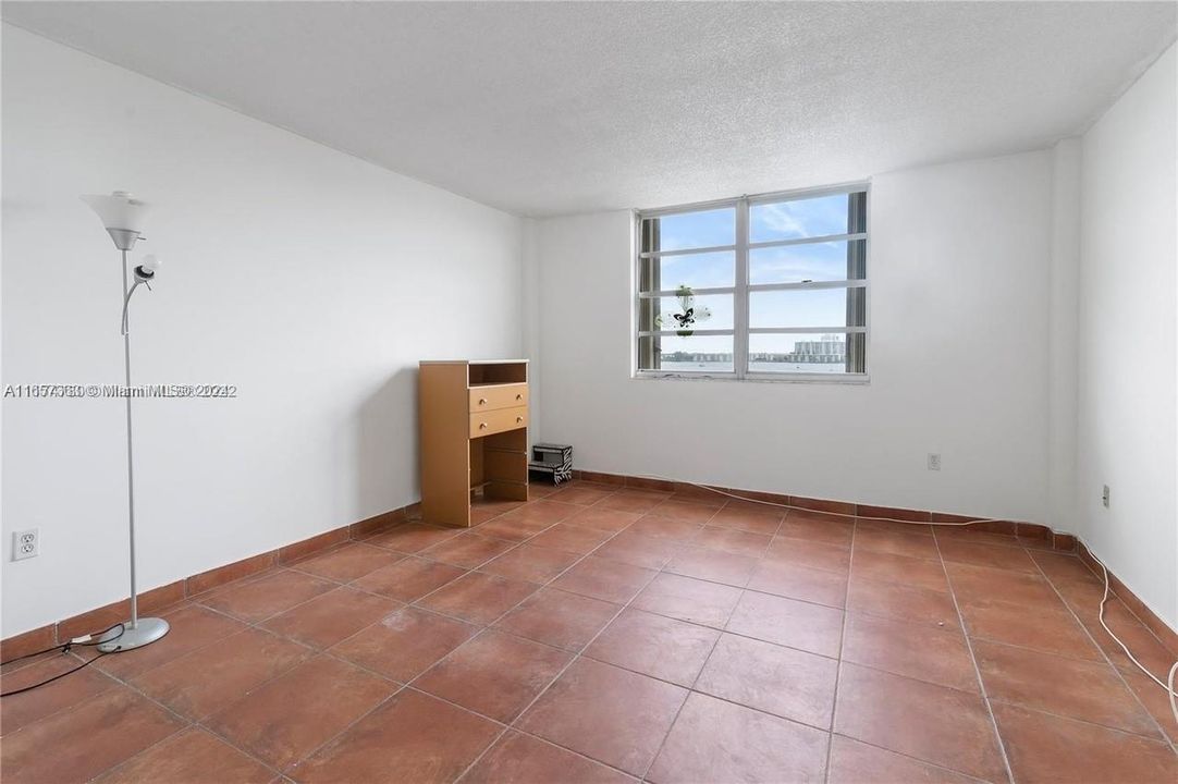 For Sale: $350,000 (2 beds, 2 baths, 1178 Square Feet)