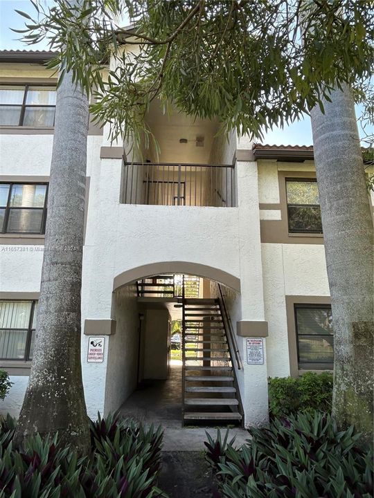 For Sale: $249,500 (1 beds, 1 baths, 841 Square Feet)