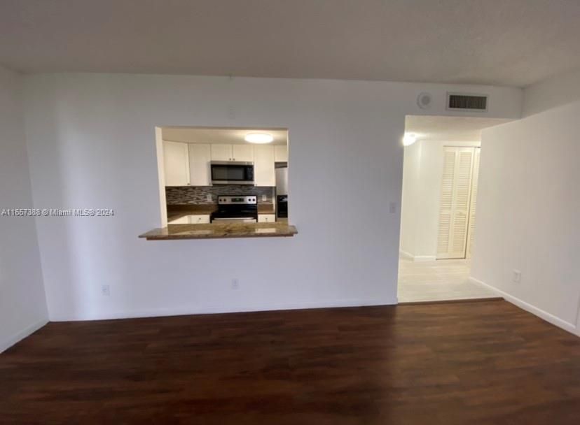 For Sale: $279,000 (2 beds, 2 baths, 900 Square Feet)