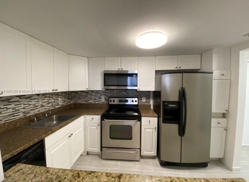 For Sale: $279,000 (2 beds, 2 baths, 900 Square Feet)