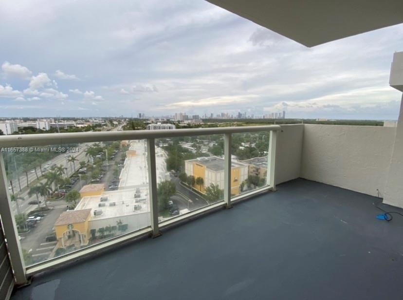 For Sale: $279,000 (2 beds, 2 baths, 900 Square Feet)