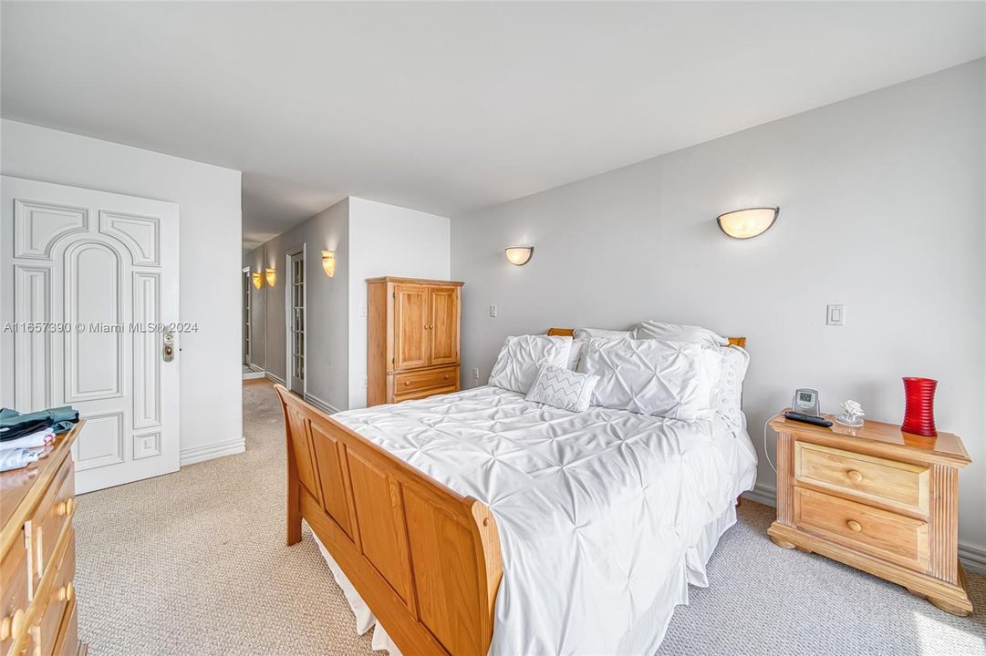 Active With Contract: $699,000 (2 beds, 2 baths, 1249 Square Feet)