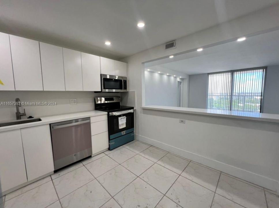 For Sale: $279,000 (2 beds, 2 baths, 1050 Square Feet)