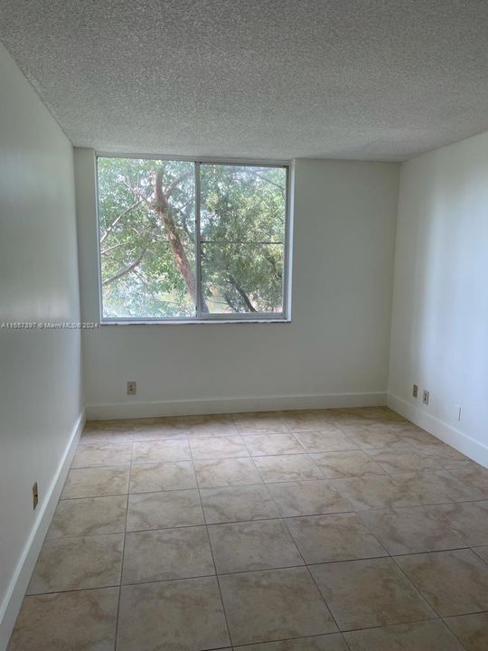 For Rent: $2,000 (2 beds, 1 baths, 940 Square Feet)