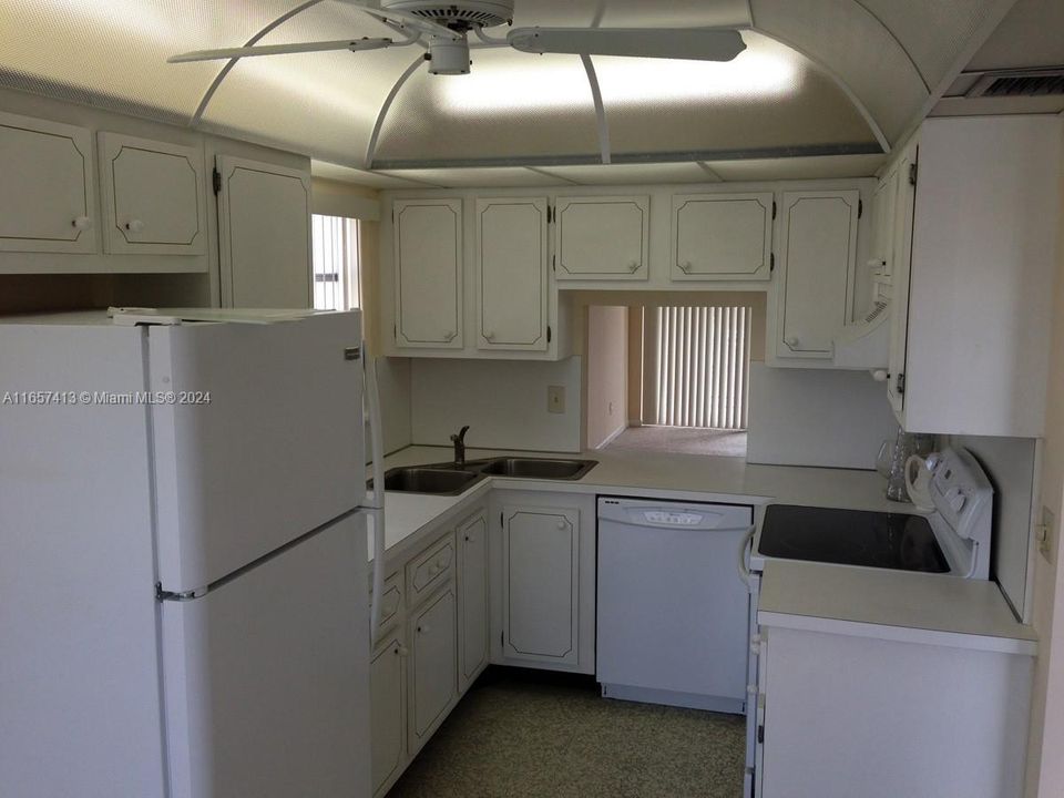 For Sale: $135,500 (2 beds, 2 baths, 1070 Square Feet)