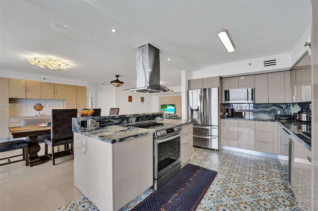 For Sale: $675,000 (2 beds, 2 baths, 1365 Square Feet)