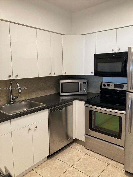 For Rent: $2,850 (2 beds, 2 baths, 1045 Square Feet)