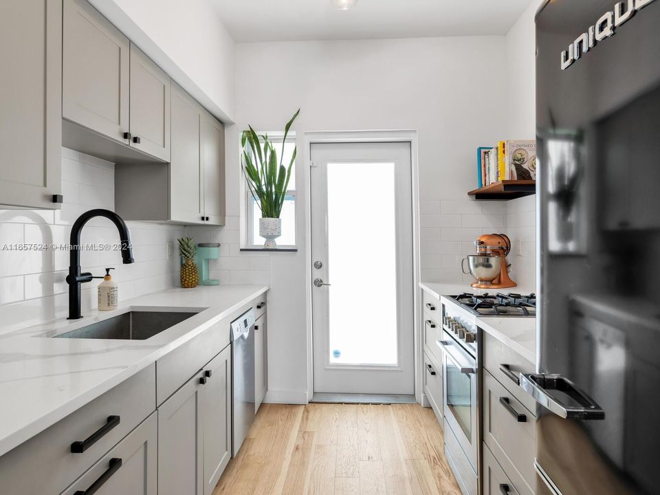 Updated Kitchen w/ gas range