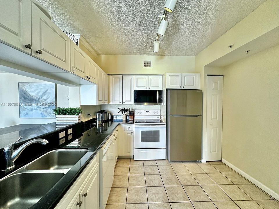 For Rent: $3,100 (2 beds, 2 baths, 1116 Square Feet)