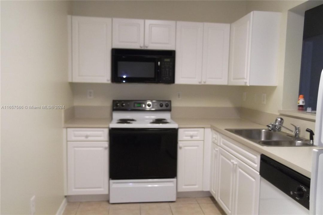 For Rent: $2,200 (1 beds, 1 baths, 816 Square Feet)