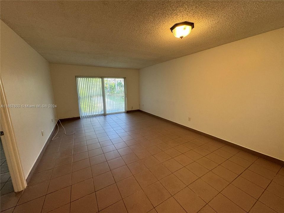 For Rent: $1,700 (1 beds, 1 baths, 712 Square Feet)