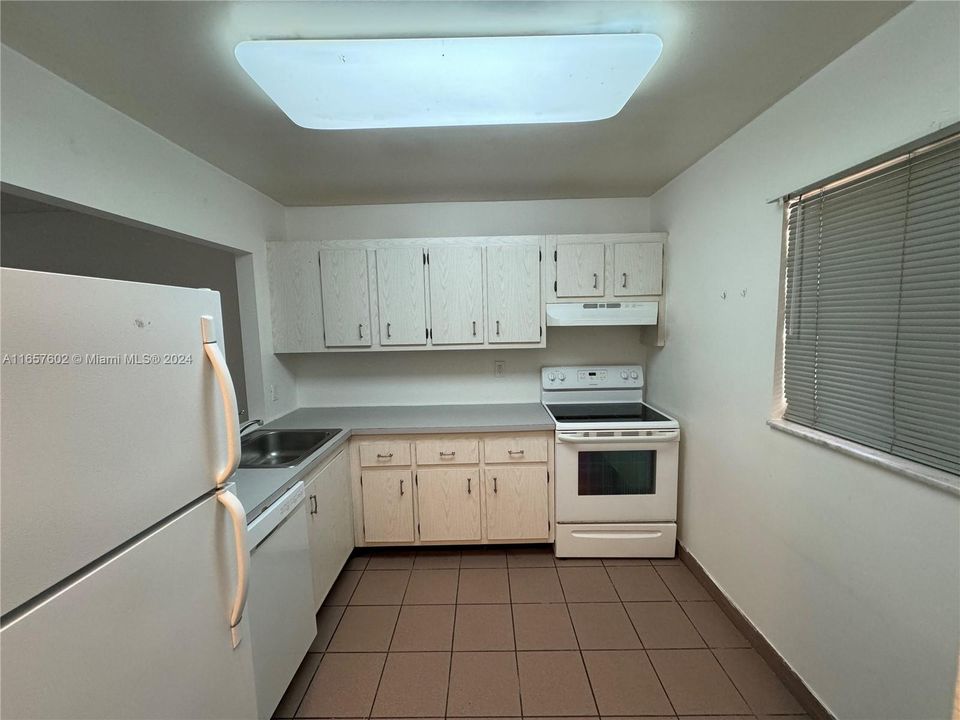 For Rent: $1,700 (1 beds, 1 baths, 712 Square Feet)