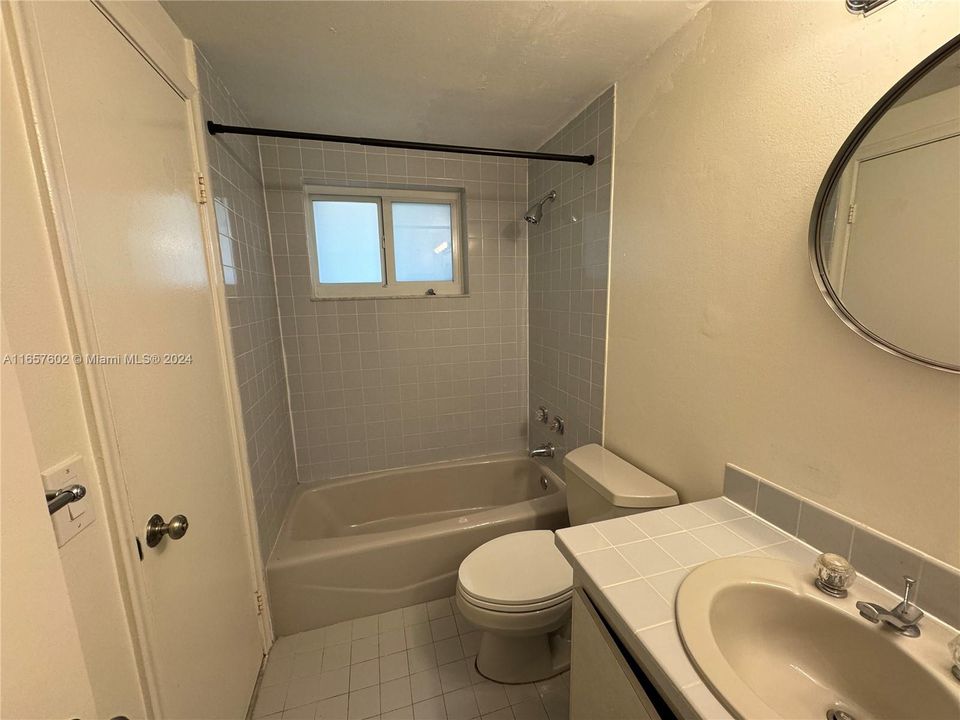 For Rent: $1,700 (1 beds, 1 baths, 712 Square Feet)