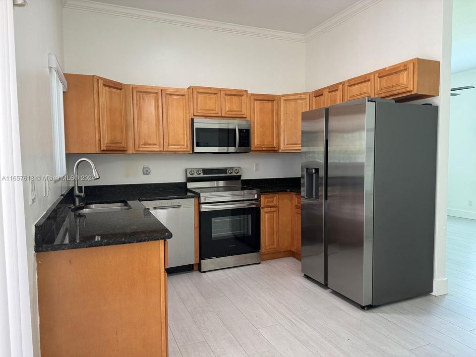 For Rent: $2,500 (2 beds, 2 baths, 988 Square Feet)