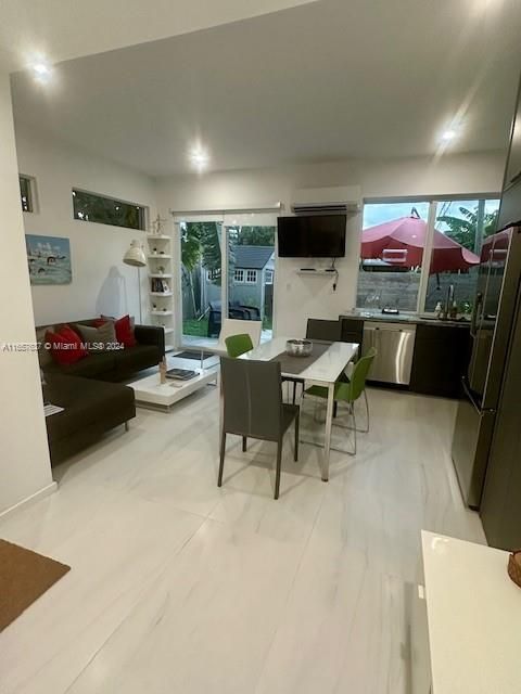 For Rent: $2,250 (1 beds, 1 baths, 768 Square Feet)