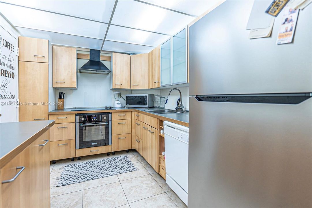 For Sale: $349,900 (1 beds, 1 baths, 762 Square Feet)