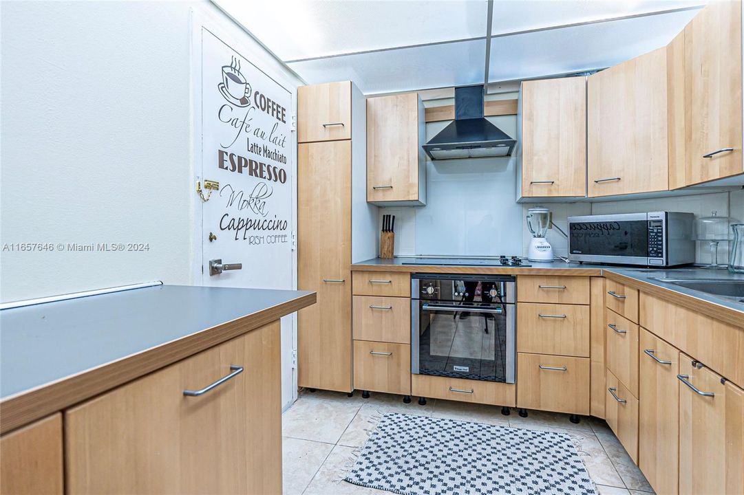 For Sale: $349,900 (1 beds, 1 baths, 762 Square Feet)