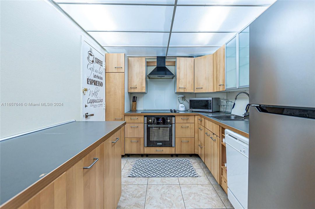 For Sale: $349,900 (1 beds, 1 baths, 762 Square Feet)